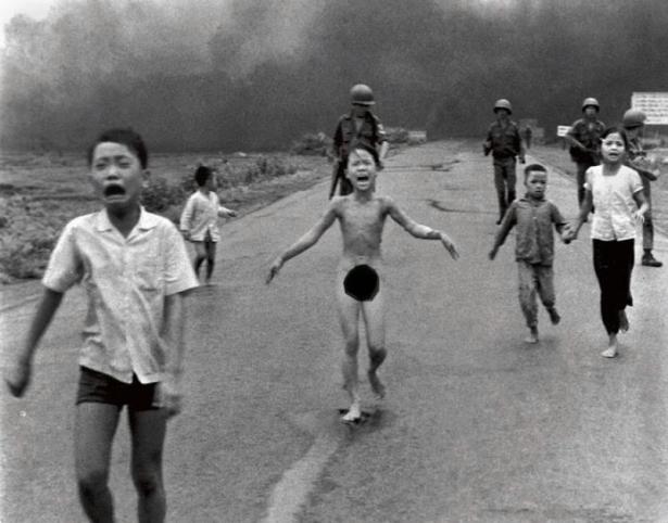 <p>Savaş fotoğraflarının en ünlülerinden biri, Amerikan ordusu tarafından Vietnam savaşı sırasında kullandığı Napalm bombardımanından kaçan kız çocuğu Kim Puch’un fotoğrafı oldu. 8 Haziran 1972’de Nick Ut tarafından çekilen bu fotoğraf, yakılmış bir köyün sakinlerinin yaşadığı acıları gösteriyor. Fotoğraf, Kim Phuc’un üzerindeki kıyafetlerin Napalm bombardımanının etkisiyle yok olduğu bir sırada çekildi. Vücudunda ağır yanıkların oluştuğu genç kız 14 ay boyunca hastanede kaldı ve 17 kez deri nakli operasyonu geçirdi. Bugün Pham Thi Kim Phuc evli ve iki çocuk annesi. Kim Puch Vakfı’nın başından bulunan Vietnamlı kadın, aynı zamanda Unesco büyükelçisi görevini görüyor.</p>
