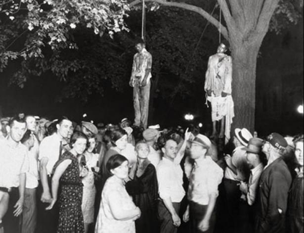 <p>Bu ünlü fotoğraf, 1930 yılında beyaz bir kadına tecavüzle suçlanan iki siyahî gencin, 10 bin kişilik beyaz bir kalabalık tarafından linç edilişini gösteriyor.</p>
