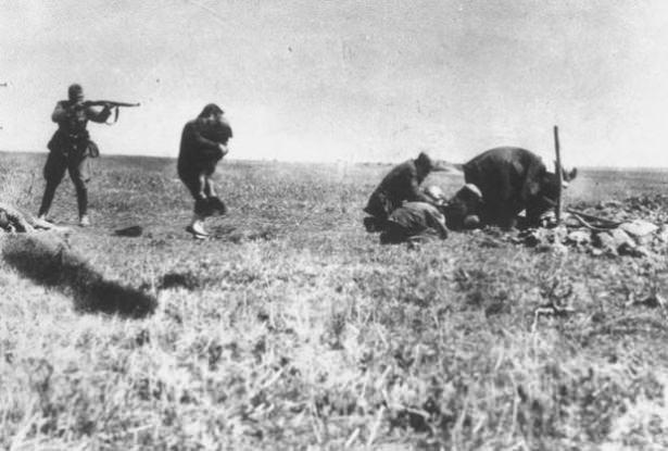 <p><strong>Almanlar Ukraynalı Yahudileri 1942 yılında öldürdüğü sırada...</strong></p>
