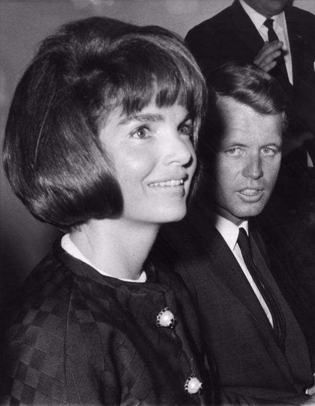 <p><strong>Jackie Kennedy</strong></p>

<p>Öldürülen ABD Başkanı John F. Kennedy’nin (JFK) dul eşi Jackie Kennedy bugüne kadar hep saygı gördü. New York’un üst sınıfından gelen Jacqueline (Jackie) Bouvier Kennedy, Fransız köklere sahip. JFK ile 1953’te evlenip taşındıkları Beyaz Saray’ın muhtemelen en gözde başkanlık çifti oldular. First Lady’lik zamanındaki giyim tarzı da onu efsaneler arasına soktu.</p>
