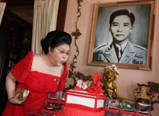 <p><strong>Imelda Marcos</strong></p>

<p>Imelda Marcos, sıradışılığı ve lükse olan merakıyla biliniyordu. Eski güzellik kraliçesi, Filipinler’in 10. Devlet Başkanı Ferdinand Marcos’un eşiydi. Marcos ülkesini diktatörce yönetti.</p>
