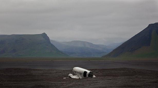 <p>24 Kasım 1973 yılında bir Cumartesi g&uuml;n&uuml; yaşanan kaza sonrası kuyruğu ve kanatları par&ccedil;alanan u&ccedil;ağın kalıntıları hala kaza yerinde, İzlanda'nın S&oacute;lheimasandur sahilinde duruyor.</p>
