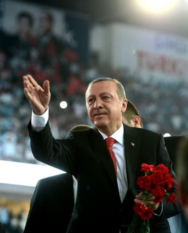 <p>AK Parti'nin Ankara Arena'da gerçekleştirilen birinci olağanüstü kongresinde kurucu Genel Başkan Recep Tayyip Erdoğan partisine veda edecek.</p>
