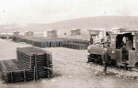 <p><strong>"HALİÇ - KARADENİZ SAHRA HATTI"? OLARAK BİLİNİYORDU</strong></p>
<p>İlk yapıldığı dönemde "Haliç - Karadeniz Sahra Hattı" olarak anılan dekovil hattı, 1914 yılında İstanbulda faaliyet gösteren Silahtarağa Elektrik Santraliyle şehrin kuzeyindeki linyit ocakları arasında kurulan demir yolu hattı olarak biliniyor.</p>