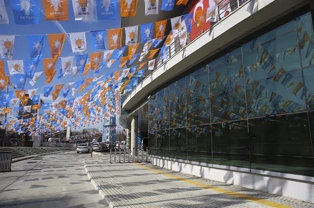 <p>AK Parti, 16 Nisan’da yapılacak referandum oylamasına 50 gün kala kampanyasını tanıtıyor. Başbakan Binali Yıldırım, Ankara Spor Salonu’na gelmesi planlanan yaklaşık 40 bin partiliye, “50 gün boyunca çalmadık kapı bırakmayın” mesajını verecek.</p>

<p> </p>
