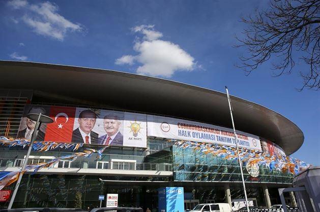 <p><strong>TURKUAZ PLATFORM</strong></p>

<p>Ankara Spor Salonu’ndaki tanıtım toplantısı 11.00’de başlayacak. Başbakan Yıldırım ve eşi Semiha Yıldırım’ın salona girişte partilileri selamlamaları için turkuaz renkli bir platform kuruldu. Parti yöneticileri salonun ortasında, partililer ise tribünlerde yer alacak.</p>

