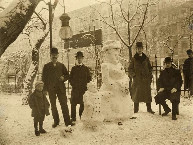 <p>Kışın vazgeçilmezlerinden olan kardan adam geleneğini kadrajına almış tarihi fotoğrafları hiç gördünüz mü?</p>

<p>İşte karşınızda "İlginç görünüşleri ile tarihi fotoğraflarda yer almış kardan adam resimleri...</p>

<p>1. Hollanda, 21 Ocak 1913</p>
