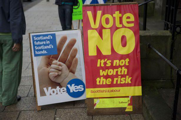<p>İskoç seçmenler, ülke genelindeki okullar, kiliseler ve belediyelerde kurulan sandıklardaki pusulalarda "evet" ya da "hayır" yanıtını işaretleyerek oy veriyor. </p>
