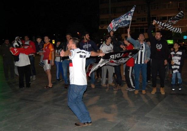 <p>Beşiktaş'ın UEFA Avrupa Ligi 2. turunda İngiltere'nin Liverpool takımını elemesi, yurt genelinde coşkuyla kutlandı.</p>