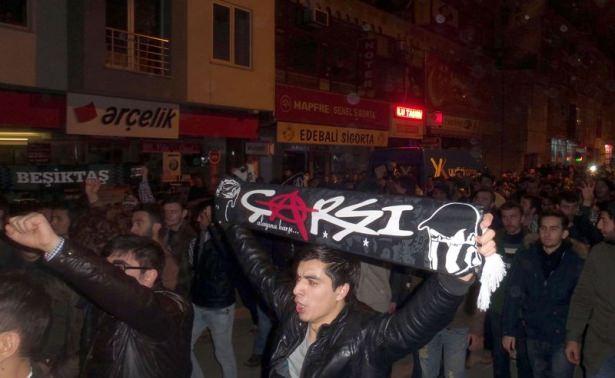 <p>Beşiktaş'ın UEFA Avrupa Ligi 2. turunda İngiltere'nin Liverpool takımını elemesi, yurt genelinde coşkuyla kutlandı.</p>