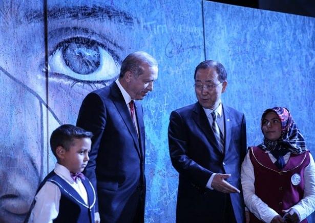 <p>Cumhurbaşkanı Erdoğan, Zirve için özel resmedilen tabloyu imzaladı.</p>
