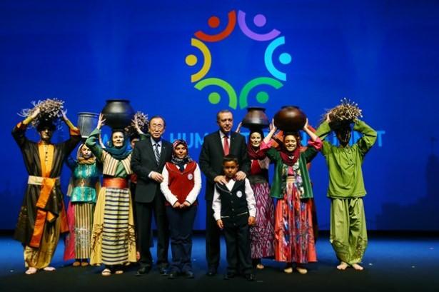 <p>Cumhurbaşkanı Recep Tayyip Erdoğan ve Birleşmiş Milletler Genel Sekreteri Ban Ki-Mun İstanbul Kongre Merkezi'nde düzenelenen Dünya İnsani Zirvesi'nin kapanış seremonisine katıldı.</p>
