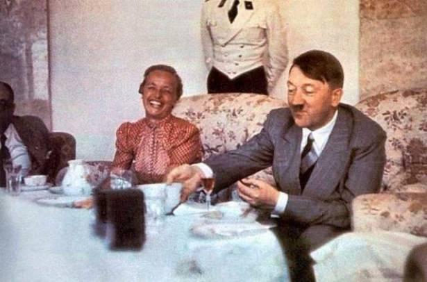 <p>Hitler, Jaeger'a "Gelecek renkli fotoğrafçılığın” diye telkinde bulunmuş.</p>
