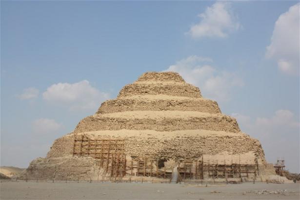 <p>Araştırmalar sonucunda, piramitlerin sıcaklıklarıyla ilgili farklı verilerin elde edildiğini belirten Demati, piramitlerin içinde gizli odaların ve koridorların olabileceğinin öngörüldüğünü kaydetti.</p>

<p> </p>
