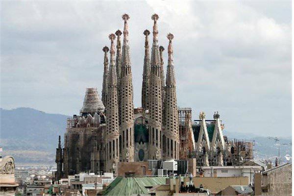 <p><strong>20. Sagrada Familia Basilikası</strong></p>

<p> </p>
