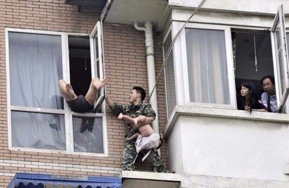 <p>Çin'de cinnet geçirerek iki yaşındaki çocuğuyla pencereye çıkan adam, güvenlik güçlerince kurtarıldı.</p>
