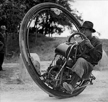<p>1931'de İtalyan M. Goventosa de Udine tarafından icat edilen tek tekerlekli motosiklet. Araç saatte 150 kilometre hıza ulaşabiliyordu.</p>
