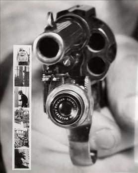 <p>38'lik Colt tabancaya monte edilen bu kamera, tetiğe her bastığınızda fotoğraf çekiyordu. Soldaki küçük karelerde çekilen fotoğrafları görebilirsiniz.</p>
