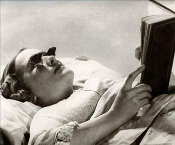 <p>Yatakta yatarken kitap okumak isteyenler için 1936 İngiltere'sinden bir buluş; yatarak okuma gözlüğü.</p>