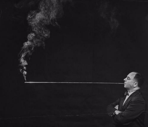 <p>Sigara dumanının evin içine girmesini istemeyenler için uzun sigara ağızlığı (1949)</p>
