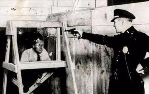 <p>1931'de New York'un en iyi nişancısı sayılan bir polis tarafından test edilen kurşun geçirmez cam</p>
