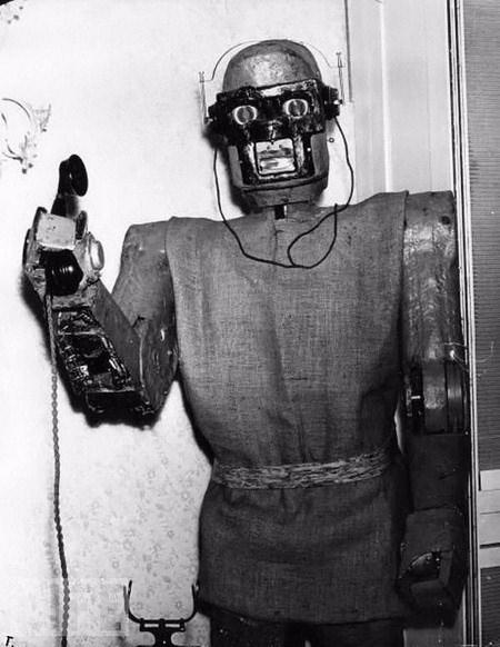 <p>Viyanalı mucit Claus Scholz tarafından geliştirilen telefon açan robot</p>

<p>Yıl 1964</p>

