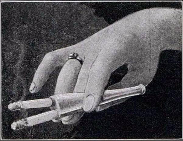 <p>Aynı anda iki sigara içebilmenizi sağlayan teknoloji (1932)</p>
