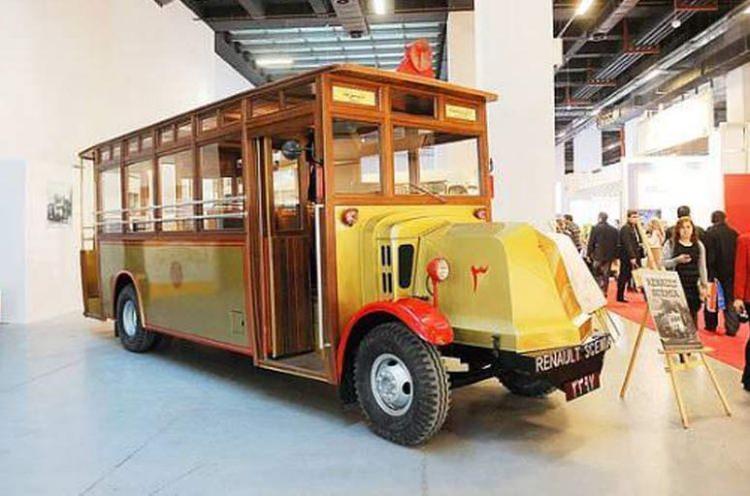 <p><strong>1920'ler</strong></p>

<p>İstanbul'da toplu taşıma için kullanılan ilk otobüsler Renault marka Scemia model tahta kasalı ve uzun burunlu otobüslerdi. Bu otobüsler 1927 yılında hizmete girdiler ve sadece 4 adet mevcuttu.</p>

<p> </p>
