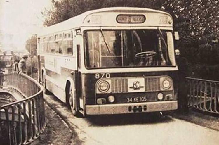 <p><strong>1960'lar</strong></p>

<p>İngiltere'den 1968-1969 yılları arasında tam 300 tane ithal edilen bu otobüsler otomatik vitesi sebebiyle halk tarafından büyük ilgi ile karşılanmıştı.</p>
