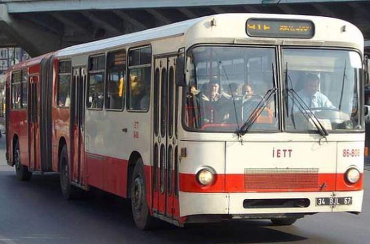 <p><strong>MAN'ın devri</strong></p>

<p>Yine aynı dönemde MAN'ın SG-220 körüklü modelinden 140 adet satın alındı. Bu otobüsün en arkasında seyahat etmek fazla hareketli olduğundan halk tarafından oldukça seviliyordu.</p>

<p> </p>
