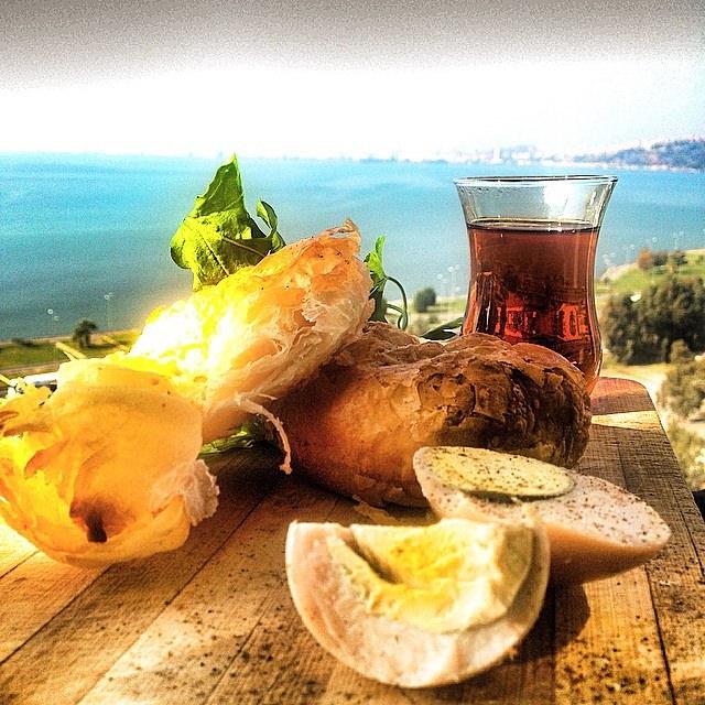 <p>Ancak İzmir'e gelip Ege kahvaltısının olmazsa olmazı <strong>meşhur boyozu</strong> tatmadan olmaz. </p>