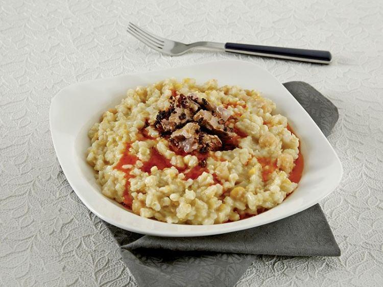 <p>İç Anadolu yöresi halkının yiyecek kültüründe<strong> buğday ürünü un (çeşitli hamur işleri)</strong> bulgur başta gelir. </p>