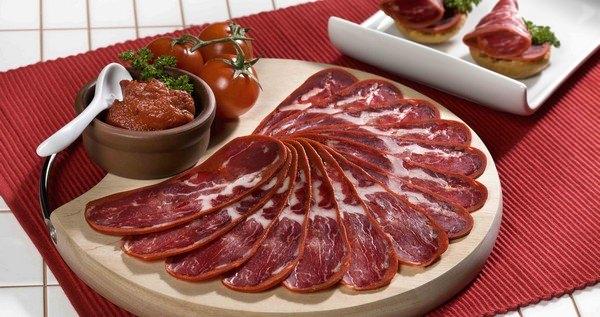 <p>Kayseri'ye gelmişken<strong> pastırma </strong>yemeden gitmemek gerekir.</p>