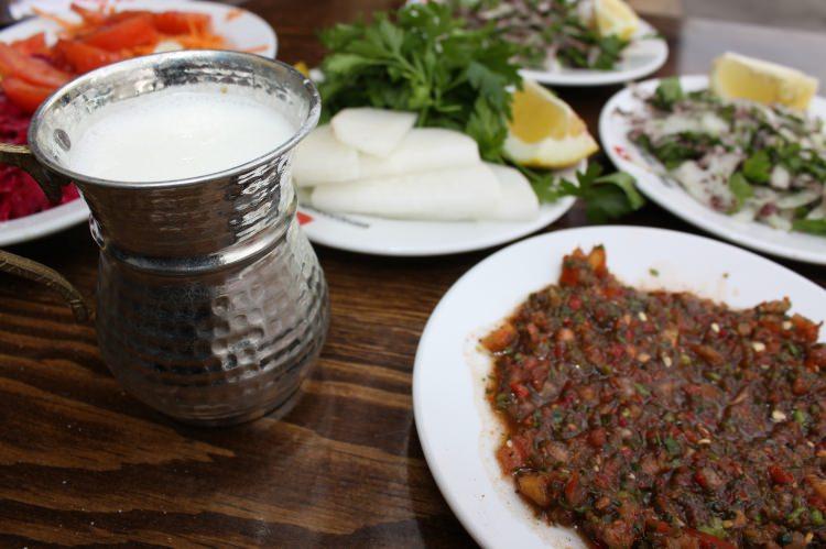 <p>Bir su bardağı <strong>ayran ve bol yeşillikli bir salatayla</strong> sağlıklı bir öğün oluşturabilirsiniz. </p>