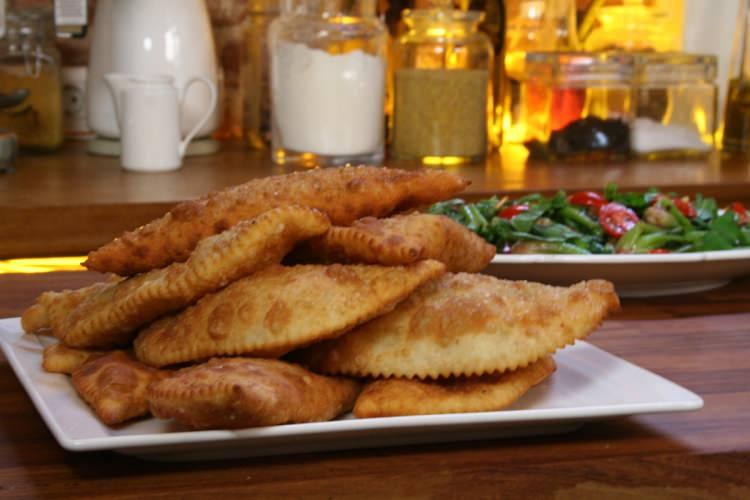 <p>1 adet çiğ börek yaklaşık <strong>160 kalori </strong>içerir. </p>