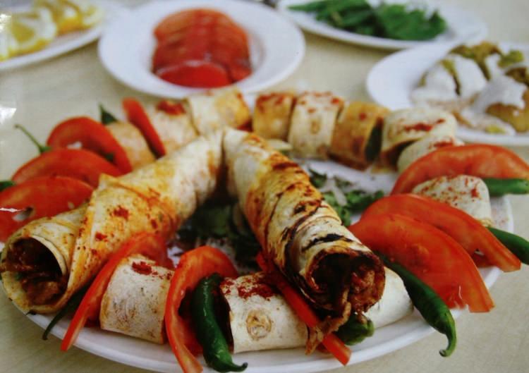 <p>Mersin'de<strong> tantuni ve kerebiç, </strong></p>