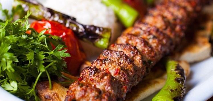 <p>1 porsiyon Adana kebap ile yaklaşık<strong> 360 kalori </strong>almış olursunuz. </p>