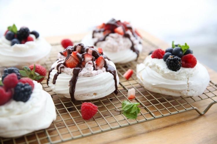 <p>Kentteki halk Pavlova'yı krem şanti ve doğranmış taze meyve ekleyerek tüketiyor. </p>

<p><a href="http://www.yasemin.com/yemek/haber/1993115-pavlova-tarifi" target="_blank"><span style="color:#800080"><strong>Pavlova tarifi için tıklayın...</strong></span></a></p>
