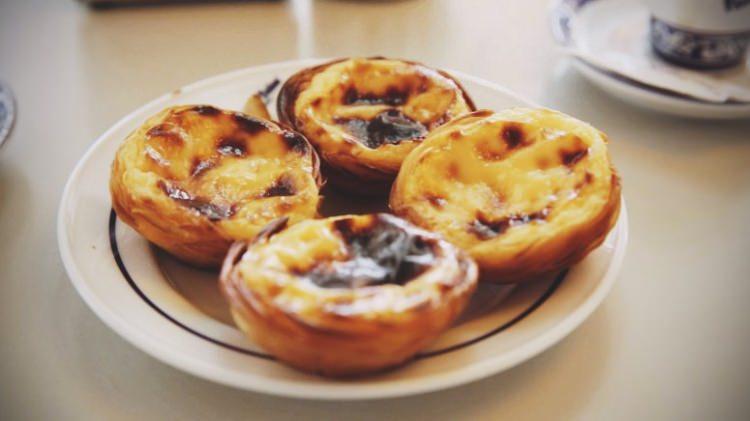 <p><strong>Lizbon (Portekiz) PASTEL DE NATA</strong></p>

<p>Yumurtalı, kremalı muhallebi turtası anlamına gelen Pastel De Nata Lizbon'un en meşhur tatlılardandır. </p>

<p> </p>
