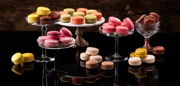 <p><strong>Paris (Fransa) MACARON</strong></p>

<p>Uzun yıllardır yapılan bu tatlı yumurta akı ve şekerlemelerle yapılıyor.</p>
