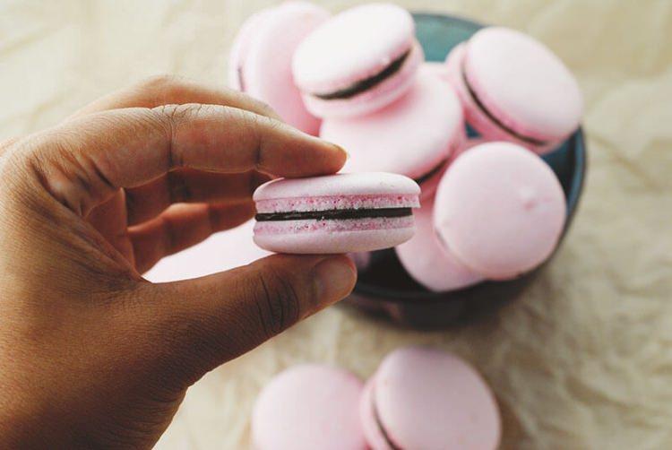 <p>Macaron özellikle güllüsü meşhur.</p>

<p><a href="http://www.yasemin.com/yemek/haber/2207431-kahveli-makaron-tarifi" target="_blank"><span style="color:#800080"><strong>Macaron tarifi için tıklayın...</strong></span></a></p>
