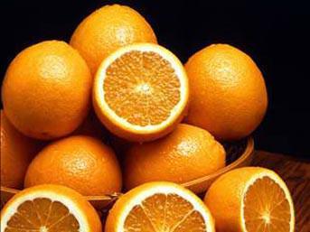 <p><strong>Sakla Samanı:</strong></p>
<p>Eskiden kış günlerinde limon ve portakal kabukları atılmaz, sobanın üzerine konup odayı mis gibi kokuturmuş. Şimdi bu kabukların nefis kokularından mutfağınızda yararlanabilirsiniz. Kabukları yıkayıp fırında iyice kurutun. Sonra mutfak robotunda un gibi öğütün, bir kavanozda saklayın ve kek, pasta veya muhallebi yapacağınız zaman içine biraz katın. Bir "tatlı ustası" olarak bu da sizin küçük sırrınız olsun</p>