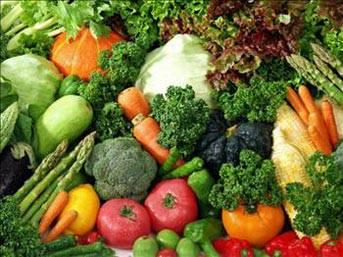 <p><strong>Vitamini Kesmeyin:</strong></p>
<p>TÜBİTAK'ın sitesinde, kabuklu sebzelerin ve meyvaların vitamininin, en fazla kabuklarına çok yakın yerlerinde olduğu belirtilerek, "Bunun için çok ince soyun, ya da hiç soymadan kullanın. Yeşil sebzeleri doğramadan yıkayın, aksi takdirde kesik yerlerinden vitamini kaybeder. Yeşil salataların genellikle atılan dış yaprakları, güneşe yakın oldukları için daha çok vitamin içerir" ifadesine yer veriliyor.</p>