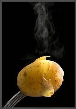 <p>Patates haşlarken daha yumuşak bir doku için suyuna bir küçük kaşık margarin eklemeyi unutmayın</p>