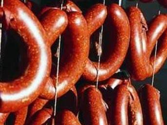<p><strong>Soymanın Kolayı:</strong></p>
<p>Sucuğu kolay soymak için, sivri uçlu bir bıçakla boydan boya çizdikten sonra, nemli bir bezle silin.</p>