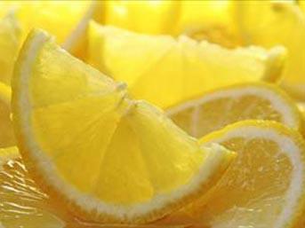 <p><strong>Limon Üzerine Birkaç Söz:</strong></p>
<p>Patates, karnabahar ve şalgamı haşladığınız zaman renkleri grimsi olur. Bunu önlemek için kaynayan suya bir miktar limon sıkmanız yeterlidir. Limonun kurumasını önlemek için küçük bir tabağa sirke koyup, limonun kesik tarafını sirkenin üstüne yerleştirin. Limon sert ise, kesmeden bir-iki dakika suya batırın. Kestiğinizde göreceksiniz ki limonlar daha sulu olacak</p>