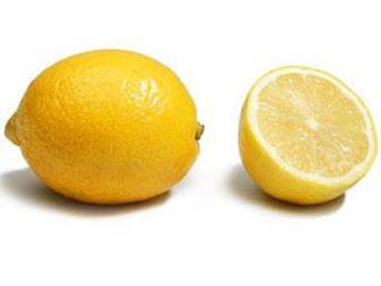 <p>Yayılan balık kokusunu gidermek için ocakta birkaç dakika limon yakın. Göreceksiniz, kokudan eser kalmayacak.</p>