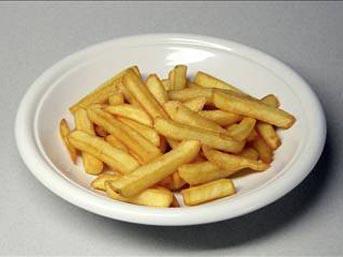 <p>Patatesi İyi Kızartmak:</p>
<p>Patates kızartırken iki şeye dikkat etmelisiniz. Birincisi, soyup doğradıktan sonra bol suyla çalkalayın ve kuru bezle iyice kurulayın. Çünkü kesik yerlerinde açığa çıkan nişasta, tıpkı bir tutkal gibi parçaları birbirine yapıştırır. İkinci dikkat edeceğiniz şey, onları yağdan çıkardıktan sonra hemen tabağa alıp tuzlamak. Tuz fazla yağı ve buharı emer. Kızartmanın yumuşamadan kıtırlaşmasını sağlar.</p>