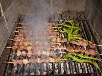 <p><strong>Mangal Yaparken:</strong></p>
<p>Mangalda pişirdiğiniz ete duman kokusunun ve tadının sinmemesi için, iyice yıkadığınız bir elma ya da bir parça limonun kabuğunu ateşe atın. Ateşe atacağınız birkaç sap biberiye de ete farklı tat katabilir. Ama bu tadın ve kokunun çok baskın olmaması için biberiyenin etin pişirme süresinin sonuna doğru ateşe atılması gerekir.</p>
<p>Mangal yaparken etten akan yağlar, kor halindeki kömür parçalarının üstüne düştüğünde alevlenmeye sebep olur. Bu da eti yakar. Ama ateşi söndürmeyecek miktarda suyu elinizle ateşin üzerine serperseniz, alevler dinecektir.</p>
