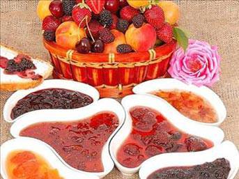 <p><strong>Reçelleriniz İçin:</strong></p>
<p>Meyvaları iyice yıkayıp kurulamadan reçel yapmaya başlamayın. Üzerindeki toz ve tarım ilaçları reçellerinizin tadını bozabilir. Pişirdiğiniz reçeli karıştırırken mutlaka tahta kaşık kullanın. Şekerlenmelere karşı limon tozu yerine limon suyu sıkın. Pişirdikten sonra kuru ve temiz kavanozlara koyun. İyice soğumadan üzerinde oluşan hava kabarcıklarını kağıt havlu yardımı ile almadan kavanozun ağzını kapatmayın. Kış için hazırladığınız reçelleri serin ve karanlık bir yerde saklayın.</p>